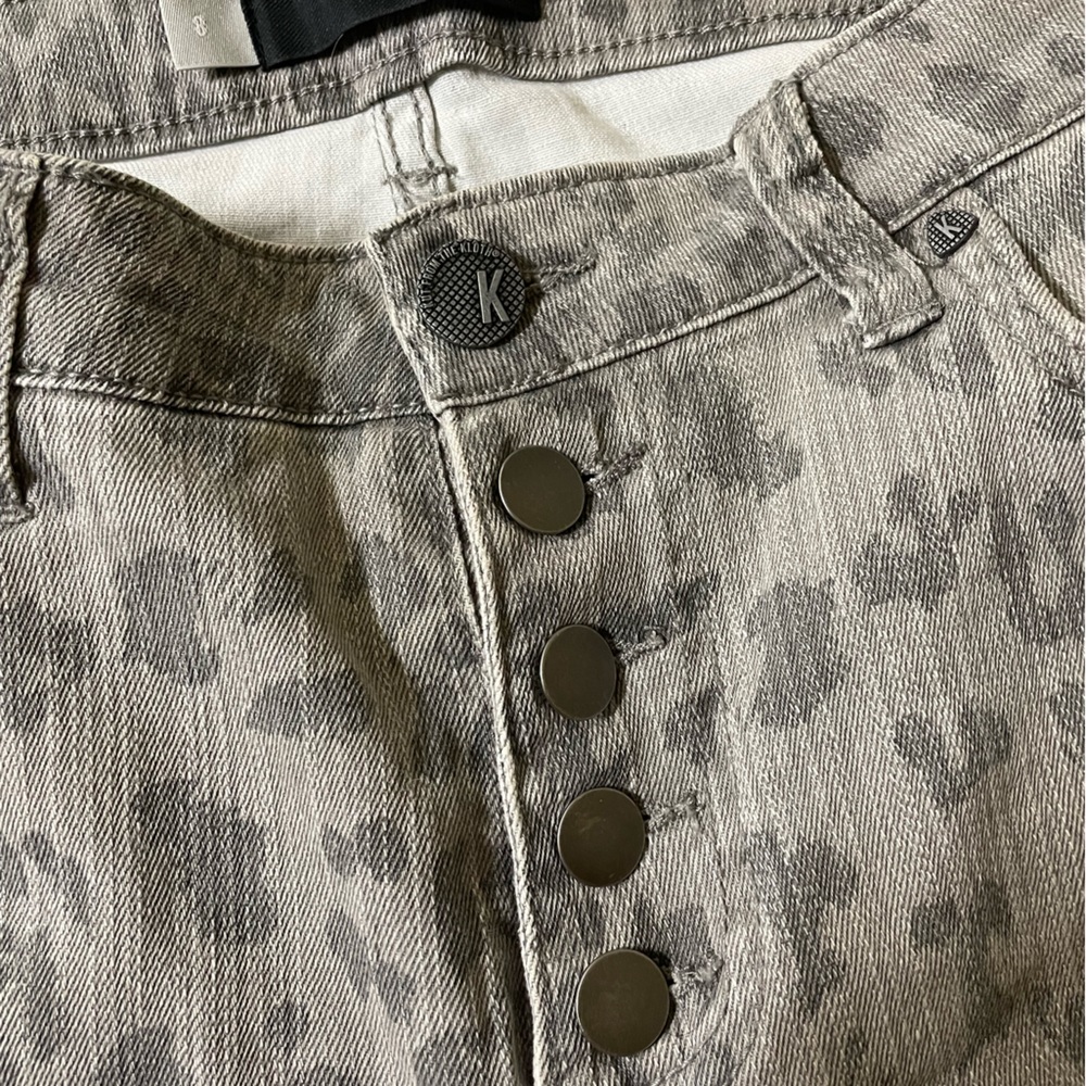 Kut from the Kloth ankle-straight-raw-hem-jean with button fly. - Picture 2 of 6